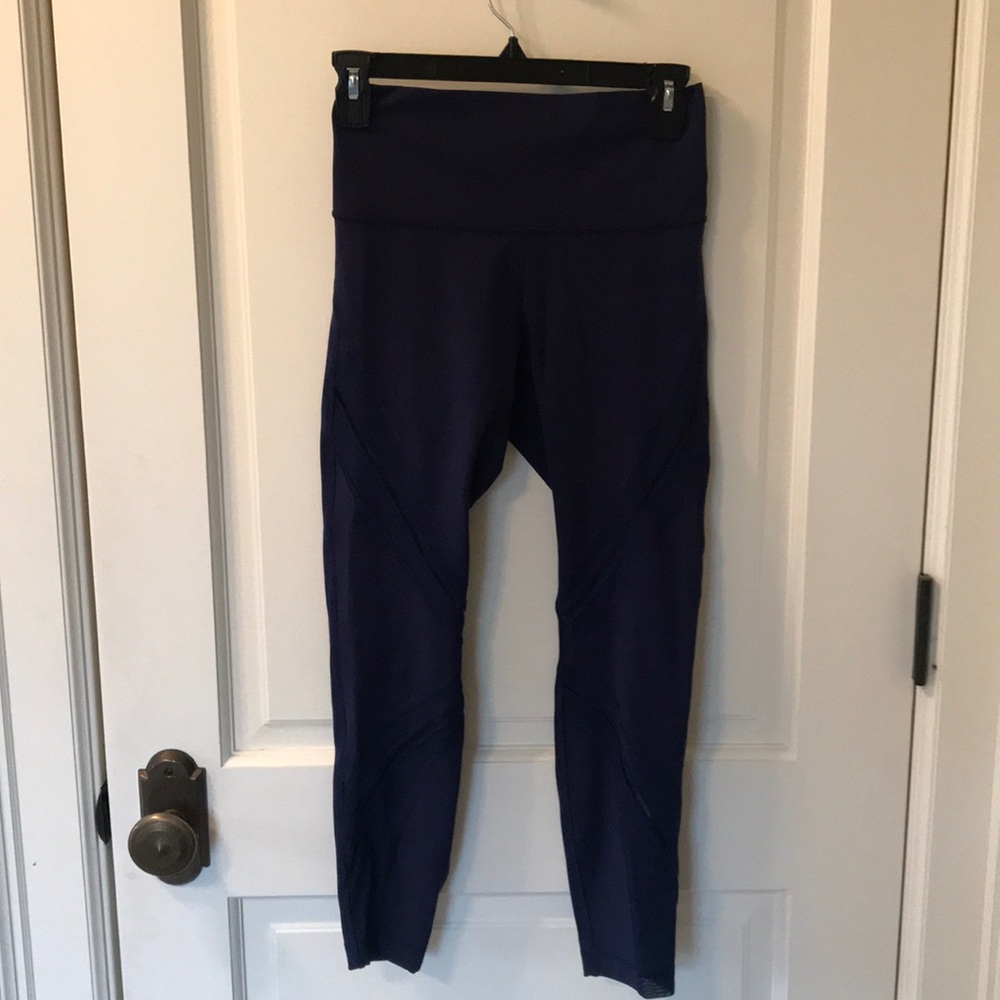 Size 6 like new Lululemon workout leggings w mesh